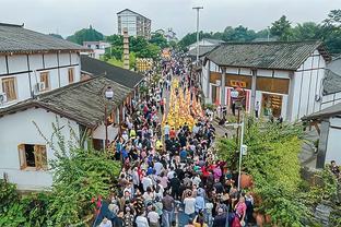 烤肉姐：快船大佬告诉我鲍老板从不吝啬 会持续打造巨星光环